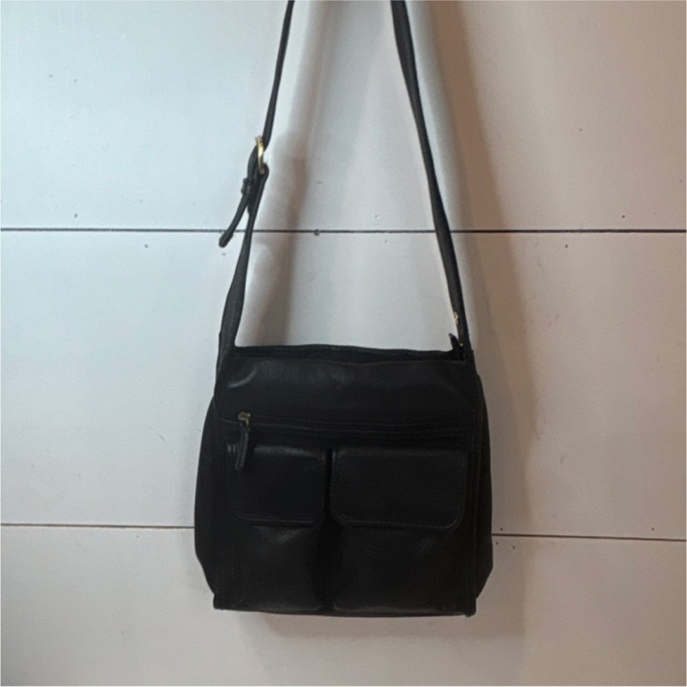 Fossil Black Shoulder Bag‎ with Zip Closure Adjustable Strap and Outer Pockets